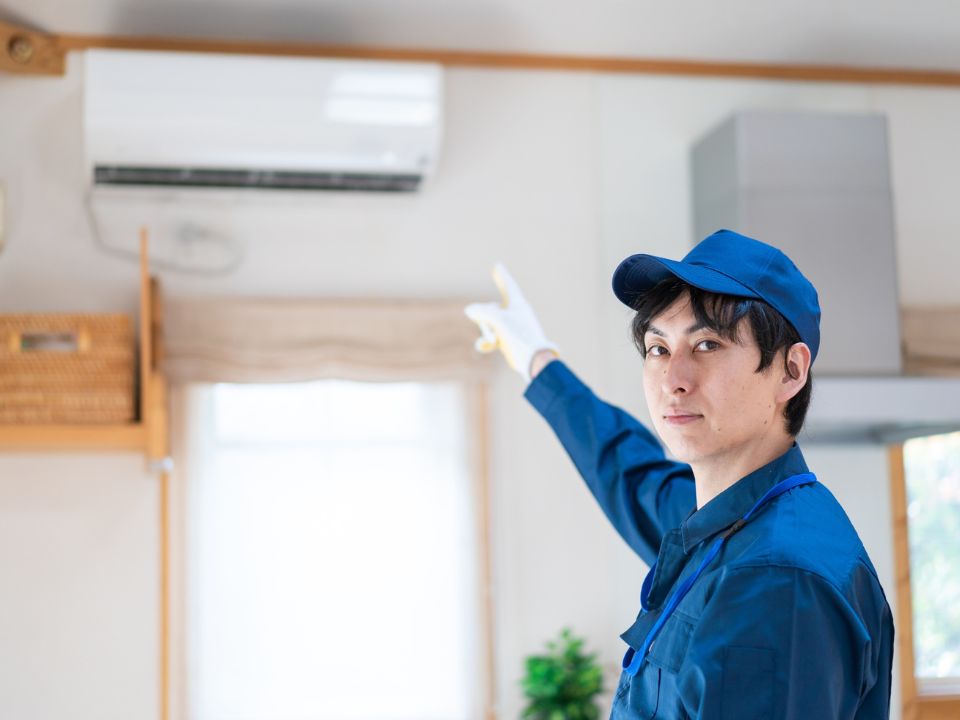 Technicien réalisant le diagnostic personnalisé d'un logement avant installation